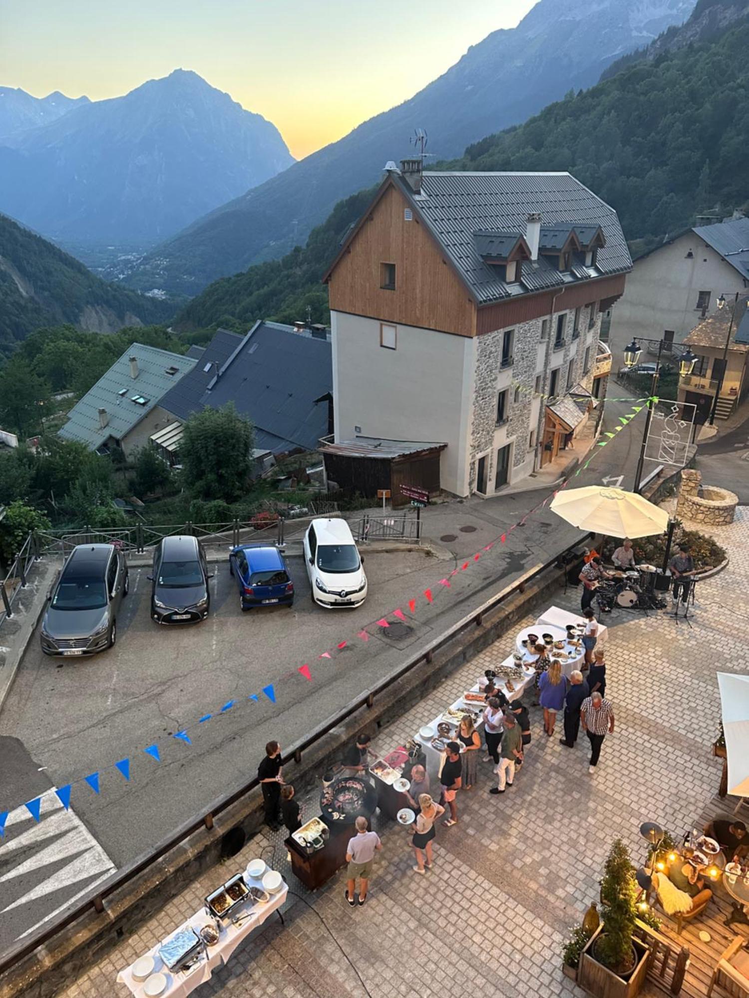 Hotel Le V De Vaujany Exterior photo
